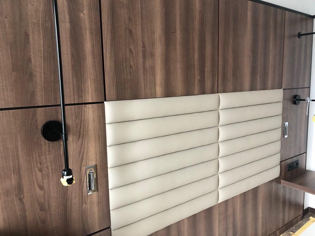 Wbudowany kinkiet nocny do czytania i przytulnej atmosfery