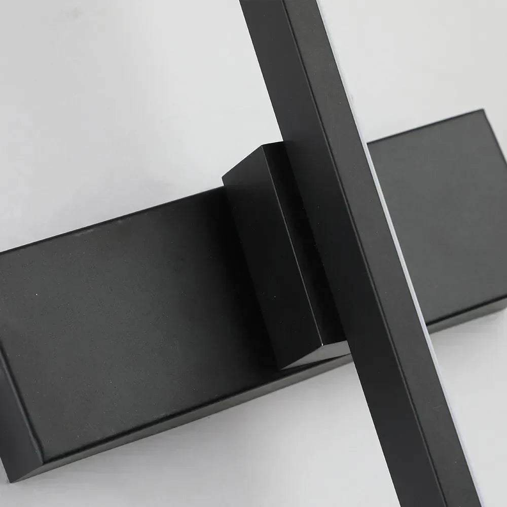 Lámpara de Pared LED LumaNord con Brazo Ajustable y Enchufe Incorporado